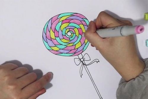 彩色棒棒糖简笔画怎么画 彩虹棒棒糖简笔画绘画过程